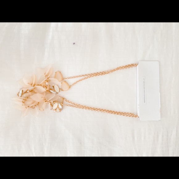 Blush pink statement piece women’s necklace - Picture 7 of 8